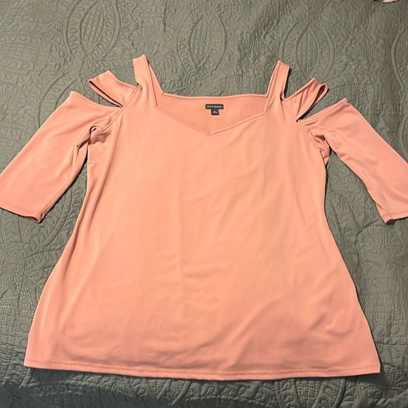 BOLD elements Tops - EUC Bold Elements Size XL Pink Top with Cold Shoulder Detail